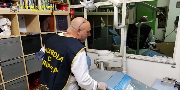 Napoli: la GDF scopre e denuncia un falso dentista