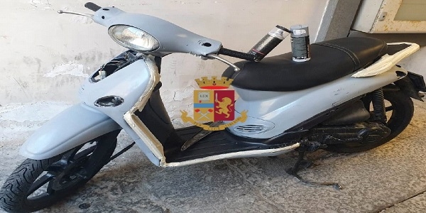 Napoli: sorpreso a verniciare uno scooter rubato, arrestato per ricettazione