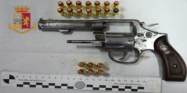 Pompei: la polizia sequestra un revolver con munizioni.