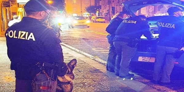 Napoli: controlli della polizia nel quartiere Avvocata. Un arresto per droga, multe e sequestri
