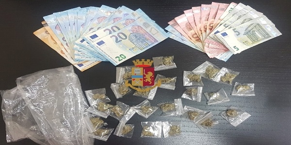 Napoli: scambio droga - soldi, interviene la polizia e arresta due persone