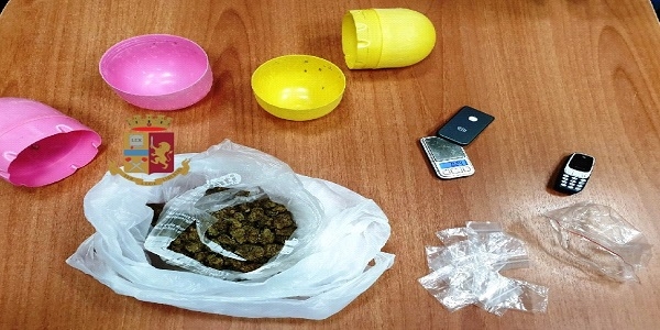 Napoli: ai domiciliari, trovato in possesso di droga. Denunciato dalla polizia