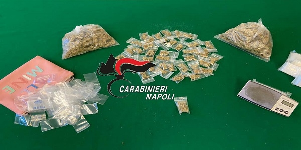 Castellammare: i cani antidroga fiutano lo stupefacente, i CC arrestano 3 persone