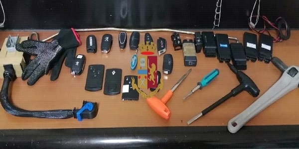 Napoli, Piazza Medaglie d’Oro: tentano di rubare in un'auto, denunciati dalla polizia