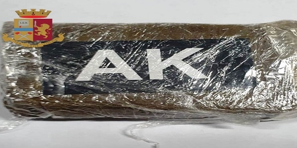 Napoli: vede i 'Falchi' e accelera. Fermata e trovata in possesso di droga, arrestata