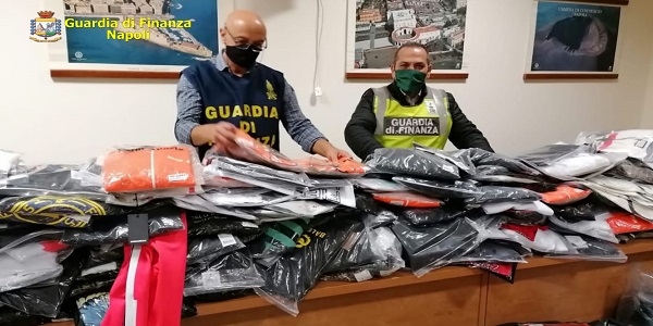 Giugliano - Casandrino: operazione della GDF, sequestrati 13.800 capi di abbigliamento contraffatti