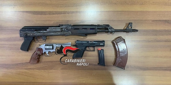 Afragola: Rione Salicelle, i CC rinvengono e sequestrano due pistole e un Kalashnikov