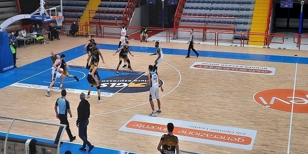 Givova Scafati-Gevi Napoli Basket 78-90, Il derby è degli azzurri.