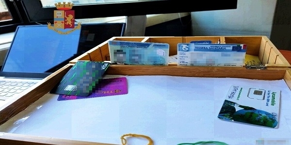 Napoli: scoperta dalla polizia centrale di documenti falsi, arrestato un uomo.