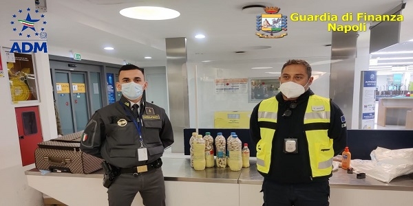 Napoli, Aeroporto: GDF e Agenzia Dogane sequestrano 11 kg di droga