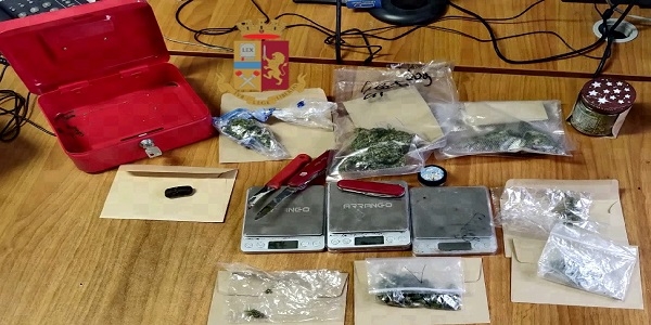 Ischia: denunciati due fratelli. In casa avevano 3 coltelli, hashish e marijuana