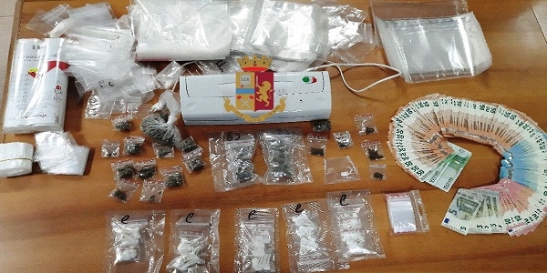 Napoli: in casa droga e soldi, arrestato dalla polizia