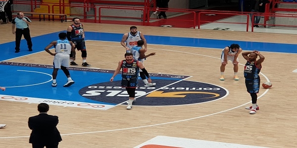 Gevi Napoli Basket-Orasì Ravenna 67-70, gli azzurri cadono al PalaBarbuto.