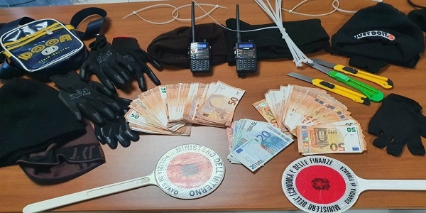 Nola: irruzione in banca, polizia e GdF arrestano 4 rapinatori