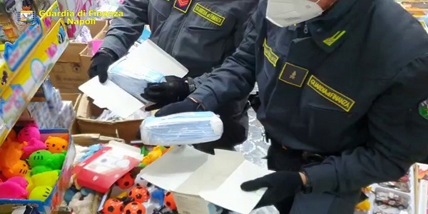 Napoli e Portici: la GdF sequestra 140.000 prodotti contraffatti