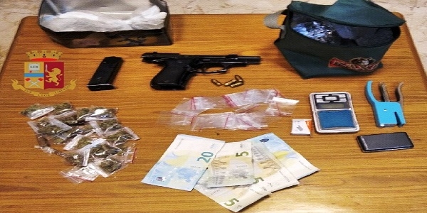 Napoli: armi e droga in casa, arrestato dalla polizia