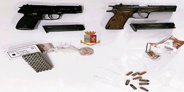 Napoli, Quartieri Spagnoli: la polizia scopre e sequestra armi e munizioni