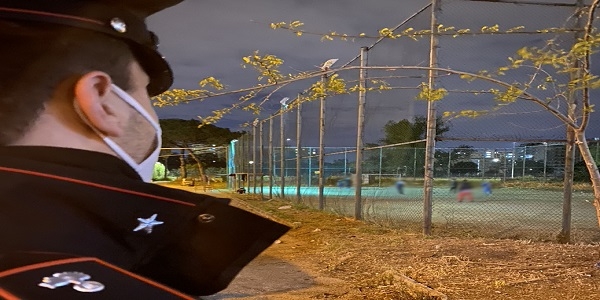 Napoli, Scampia: i CC interrompono una partita di calcetto notturna e chiudono un circolo abusivo