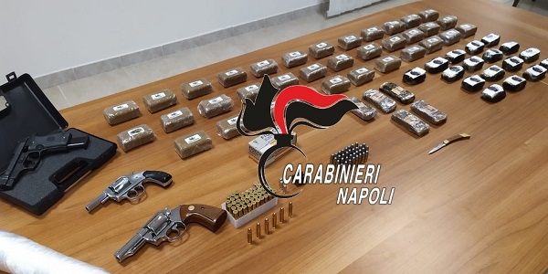 Ercolano: arrestato un 36enne. In casa nascondeva armi e droga