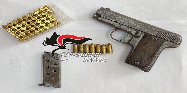 Napoli: i carabinieri arrestano un uomo e sequestrano una pistola e 21.000 euro