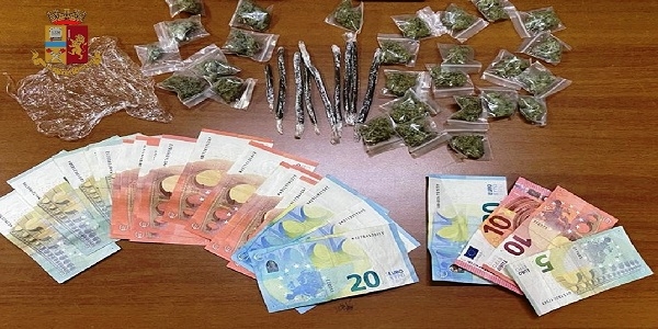 Napoli, Piazza Bellini: i Falchi arrestano due pusher