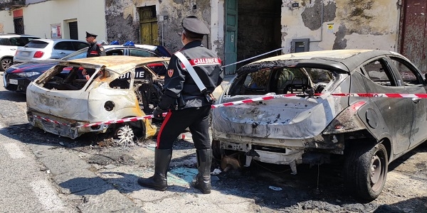 Torre del Greco: incendia 4 auto senza motivo, arrestato dai carabinieri