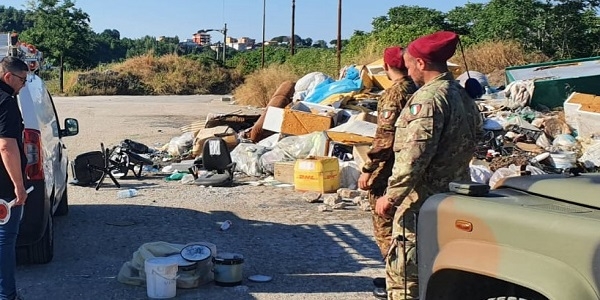 Napoli: abbandona secchi di vernice, bloccato e sanzionato dalla Municipale