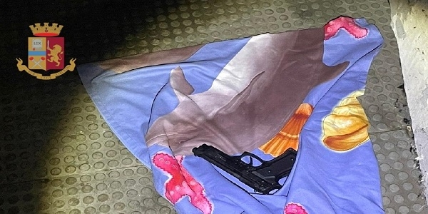 Napoli, Secondigliano: la polizia sequestra una pistola priva di tappo rosso