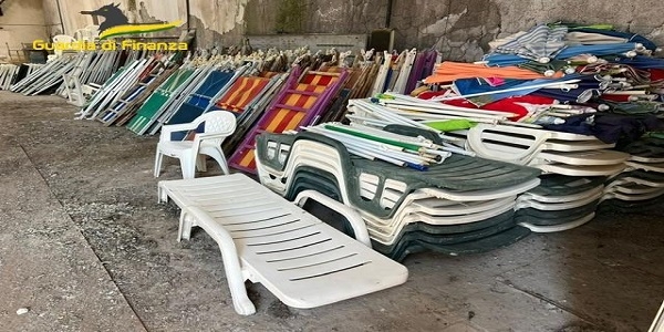 Napoli: lidi abusivi, sequestrate attrezzature balneari