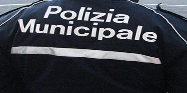 Napoli: la Municipale arresta un uomo per danneggiamento e furto