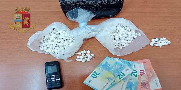 Napoli: sorpreso con la droga, arrestato.