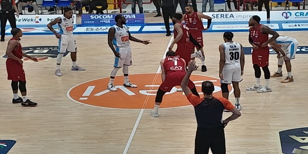 Impresa Gevi Napoli Basket. Battuta Milano 87 - 81 al termine di una grande partita degli azzurri