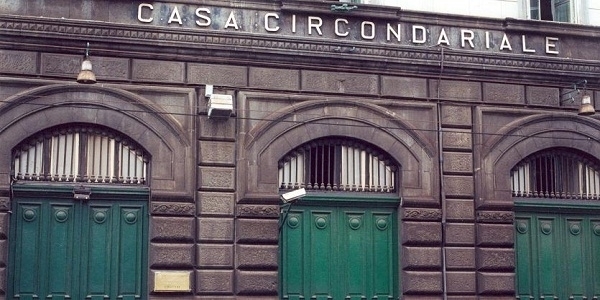 Napoli: irreperibile, i CC lo trovano nascosto nell\'armadio. Arrestato