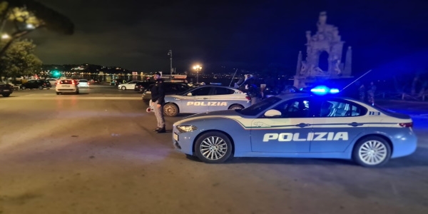 Napoli: controlli a tappeto della polizia nella zona degli chalet di Mergellina