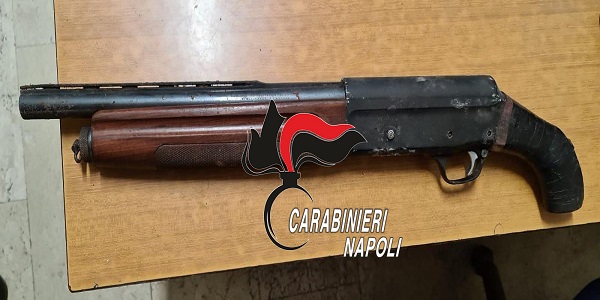 Quarto: maltratta la moglie e nasconde in casa un fucile a canne mozze, arrestato