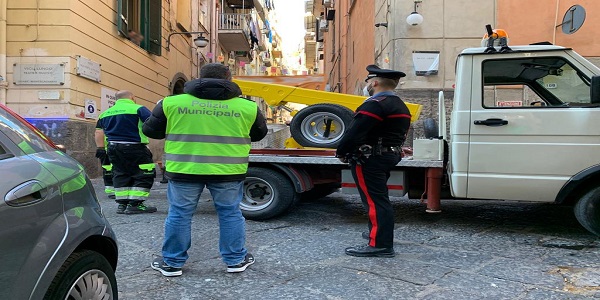 Napoli, Quartieri Spagnoli: controlli imponenti dei CC, sequestrati 34 veicoli