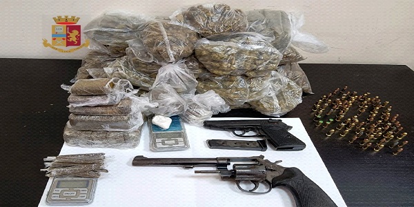 Napoli: nasconde armi e droga in casa, arrestato dalla polizia