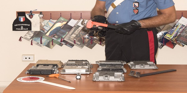 Napoli: sorpresi a rubare un'auto, arrestati dai carabinieri