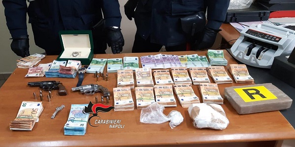 Castello di Cisterna: in casa armi, cocaina, soldi e orologi, arrestati dai carabinieri