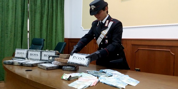 Napoli: i carabinieri sequestrano 17 chili di cocaina e arrestano 3 persone.