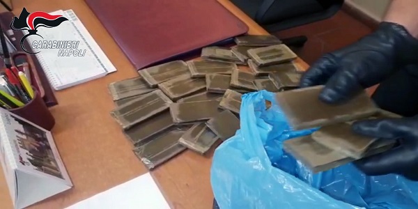 Napoli: controlli dei Carabinieri, due arresti. Sequestrati 3 kg di droga