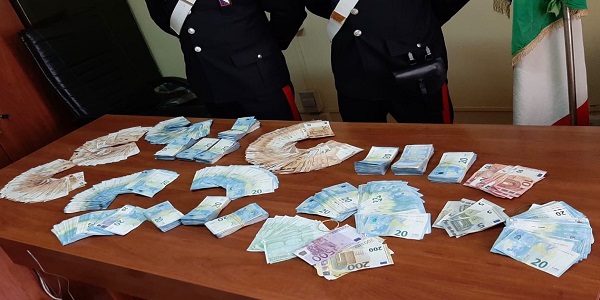Ercolano: i carabinieri lo fermano per un controllo e trovano 47.000 euro. Denunciato