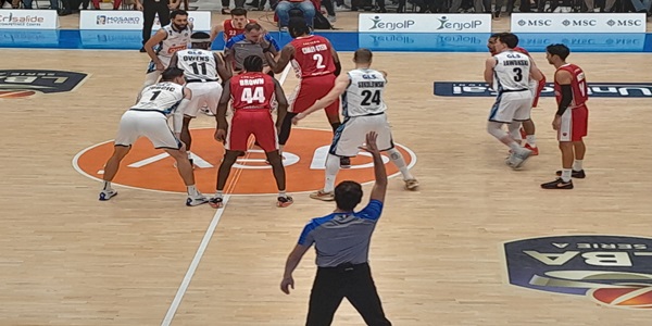 Gevi Napoli Basket - Varese 97 96. Gli ospiti sbagliano l\'ultimo tiro, gli azzurri festeggiano 