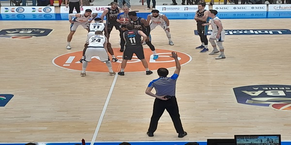 La Gevi Napoli Basket continua nella sua striscia vincente. Battuta anche Cremona 80 - 70