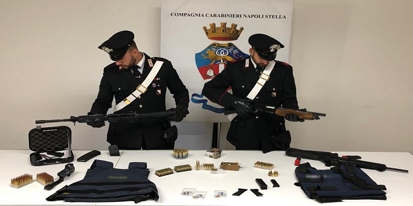 Napoli, Miano: i carabinieri rinvengono un arsenale. Armi pronte all'uso e munizioni