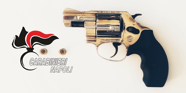 Napoli: controlli a tappeto dei CC, sequestrata droga e una pistola