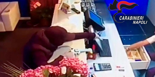 Napoli: rapinavano fingendosi carabinieri, arrestati dai veri militari dell'arma