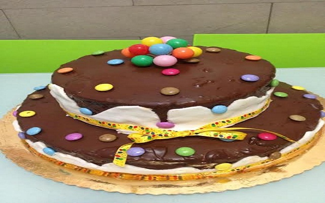 La torta di buon compleanno, un dolce per le feste.