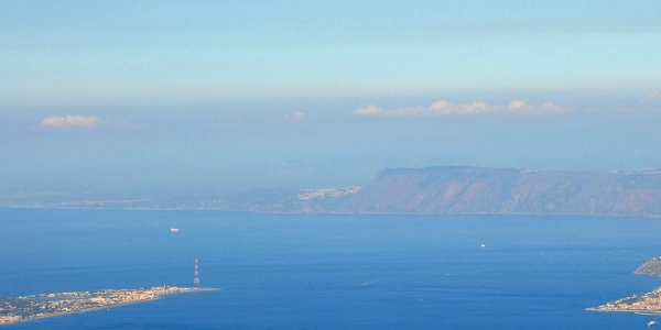 Lo Stretto di Messina: il fascino e la bellezza fra mito e realtà .