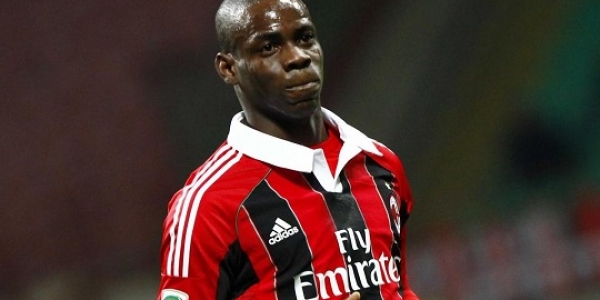 Rifinitura sotto la pioggia per il Milan alla vigilia della sfida col Napoli.